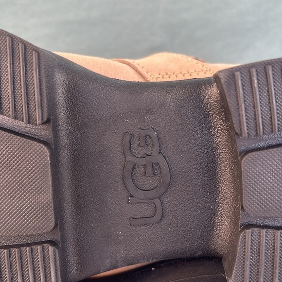 NWOT UGG ASHTON SHORT SAND SUEDE WOMEN'S BOOTS US SIZE 10 - Picture 6 of 9